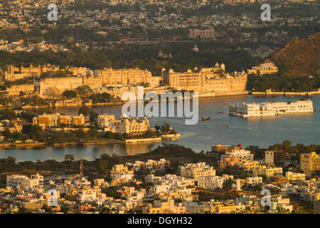 Vue sur le lac Pichola et Udaipur de Sajjan Garh ou Mousson Palace, Udaipur, Rajasthan, Inde Banque D'Images