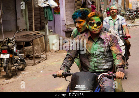 Festival Holi, lorsqu'Indus célébrer le début du printemps, en jetant de l'eau coloré et gulal (poudre) à toute personne qui se trouve à Banque D'Images