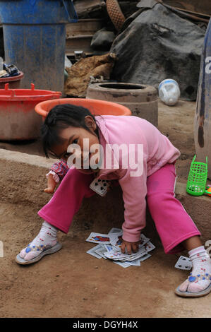 Petite fille jouant avec des cartes, Nazca, inca quechua, règlement des différends, le Pérou, Amérique du Sud, Amérique latine Banque D'Images