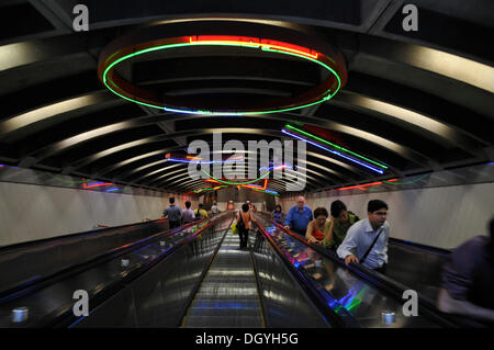 Dans le chemin d'escalator, Jersey City, New York, en Amérique du Nord, Etats-Unis Banque D'Images