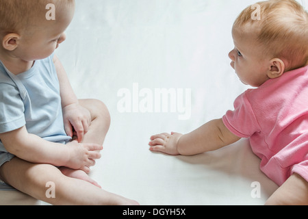 Deux bébés regardaient curieusement Banque D'Images