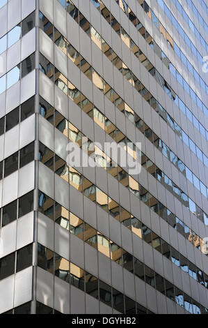 Réflexions sur une façade de verre d'un immeuble de grande hauteur, new street, financial district, new york city, New York, USA Banque D'Images