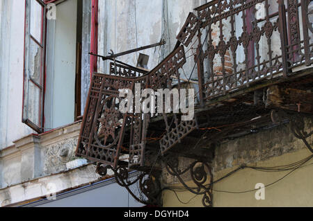 Balcon en décomposition dans la strada franceza, Bucarest, Roumanie, Europe Banque D'Images