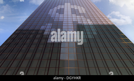 Un signe dollar sur les fenêtres d'un immeuble de bureaux, low angle view Banque D'Images