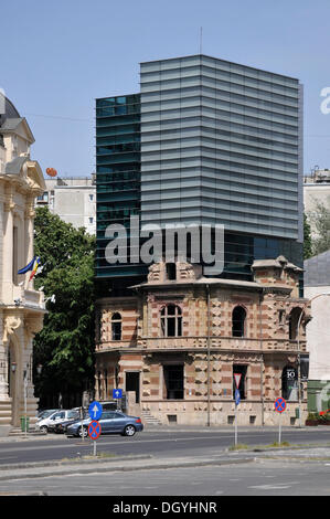 Nouvelle maison construite autour de maison ancienne, place de la révolution, Bucarest, Roumanie, Europe Banque D'Images