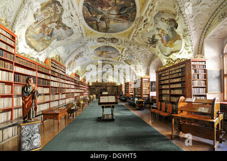 De très vieux livres, bibliothèque, hall de la théologie, le monastère de Strahov, Hrad&# 269;tout, quartier du château, Prague, République Tchèque, Europe Banque D'Images