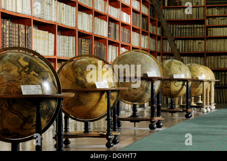 Globe terrestre et très vieux livres, bibliothèque, hall de la théologie, le monastère de Strahov, Hrad&# 269;tout, quartier du château, Prague, République Tchèque Banque D'Images