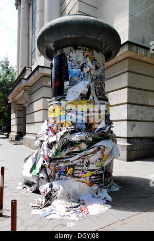 Pilier de la publicité avec de nombreuses affiches tirés vers le bas, Sofia, Bulgarie, Europe Banque D'Images