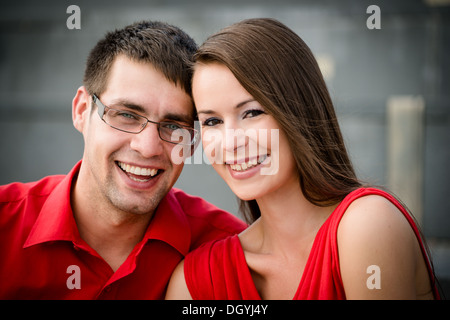 Portrait of young smiling couple vêtu de rouge Banque D'Images