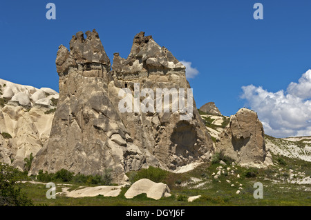 La roche de tuf cônes, Cavusin, Cappadoce, Turquie Banque D'Images