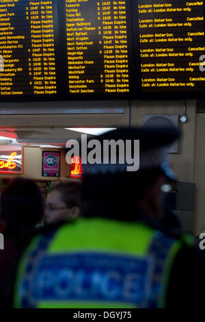 Wimbledon London UK. 28 octobre 2013. Les banlieusards de Londres d'attente à la gare pendant l'heure de pointe du matin pour les dernières nouvelles comme la tempête et le mauvais temps provoque une interruption de voyage et d'annulations de services ferroviaires. South West Trains ont émis pour les navetteurs d'avertissement de ne pas voyager pour permettre à Network Rail pour vérifier les lignes de crédit : amer ghazzal/Alamy Live News Banque D'Images