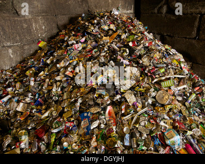 Tas de matière métallique, principalement de l'emballage, après avoir été séparés des déchets ménagers ordinaires. Banque D'Images