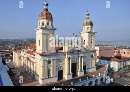 Cathédrale de Santiago de cuba, vue de la terrasse de l'hôtel Casa granda, Parque Cespedes park, Santiago de cuba Banque D'Images