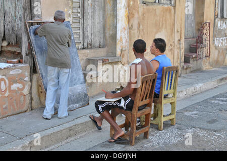 Cours particuliers en mathématiques dans la rue, quartier tivoli, Santiago de Cuba, le quartier historique, Cuba, Caraïbes Banque D'Images