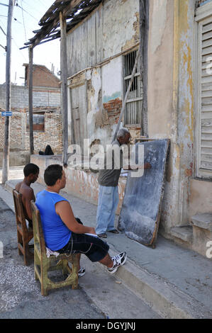 Cours particuliers en mathématiques dans la rue, quartier tivoli, Santiago de Cuba, le quartier historique, Cuba, Caraïbes Banque D'Images