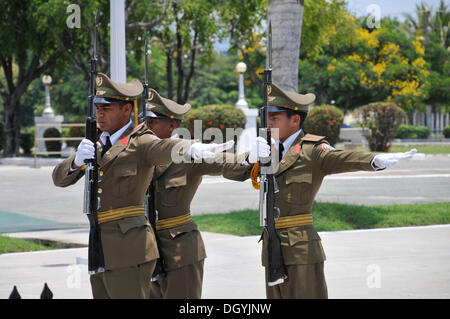 Relève de la garde, mausolée de José martis, cementerio cimetière Santa Ifigenia, Santiago de Cuba, le quartier historique, Cuba Banque D'Images