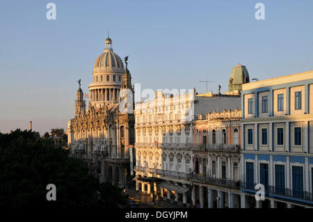 Tôt le matin, la capitale nationale, l'opéra, la plaza central square, le quartier historique, la Havane, Cuba, Caraïbes Banque D'Images