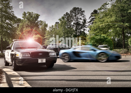 McLaren MP4-12C et la voiture de police en Caroline du Nord de Chapel Hill en Caroline du Nord USA Banque D'Images