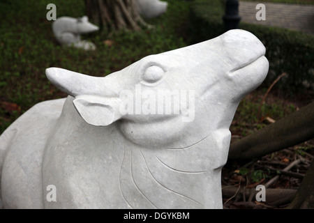 C'est une photo d'une statue en l'Paster ou blanc matériau que représente un animal du zodiaque chinois : Lapin Dragon Ox vache chien Banque D'Images