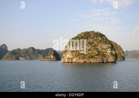 La baie d'Halong, Vietnam, Asie du sud-est Banque D'Images