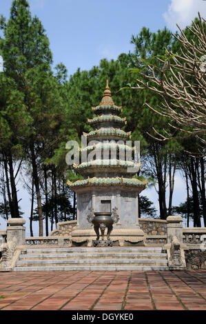 Stupa de sépulture de l'abbé Thich Don Hau, pagode de Thien Mu, Hue, Vietnam, Asie du sud-est Banque D'Images