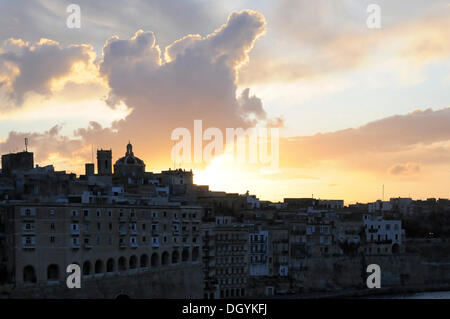 Le coucher du soleil, d'horizon, Birgu, Malte, Europe Banque D'Images