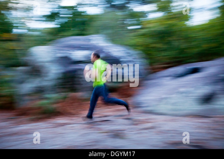 Blurred motion, l'homme qui court à l'extérieur Banque D'Images