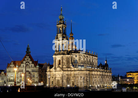 Église hofkirche, cathédrale de la sainte trinité au crépuscule, Dresde, Florence de l'Elbe, la Saxe Banque D'Images