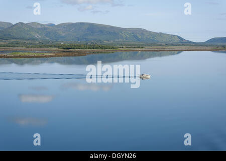 Bateau à moteur à l'extérieur de l'île d'Andøya, Risoyhamn d'Andøya Vesterålen sans petrole,,, Nordland, Norvège du Nord, Norvège Banque D'Images