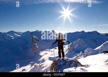 Amateur de sports d'hiver se tenant face au soleil clair, Tux Alpes, Tyrol, Autriche, Europe Banque D'Images