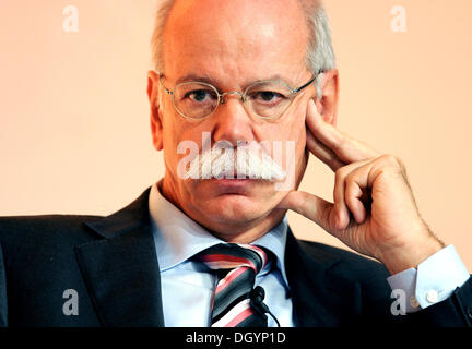 Munich, Allemagne. 28 Oct, 2013. Chef de Daimler Dieter Zetsche prend la parole à l'Handelsblatt location Summit 2013 à Munich, Allemagne, 28 octobre 2013. Les gestionnaires de l'industrie automobile de discuter de la situation et les perspectives des fabricants et fournisseurs de l'automobile lors d'une conférence de deux jours. Photo : Tobias HASE/dpa/Alamy Live News Banque D'Images