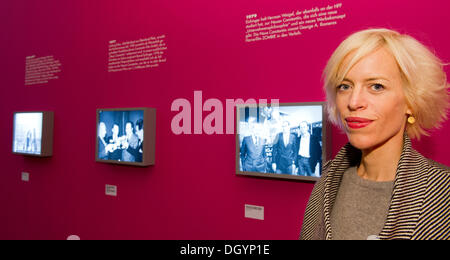 Munich, Allemagne. 28 Oct, 2013. Katja Eichinger se place en avant de photographies lors d'une conférence de presse sur l'exposition 'Bernd Eichinger - .Alles Kino' à Munich, Allemagne, 28 octobre 2013. L'exposition est présentée du 29 octobre 2013 jusqu'au 02 février 2014. Photo : Inga Kjer/dpa/Alamy Live News Banque D'Images