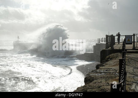 Hastings Harbour, East Sussex, Royaume-Uni. 28 octobre 2013. Le photographe s'approche pour capturer les vagues qui se brisent sur le bras du port, entraînées par les vents de force de vent de la tempête de St Jude, Hastings, East Sussex, Royaume-Uni. 28 octobre 2013. Crédit : Carolyn Clarke/Alamy Live News Banque D'Images