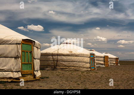 Quatre maisons tente traditionnelle des nomades appelés gers avec portes colorées alignées dans une ligne dans le désert de Gobi en Mongolie Banque D'Images