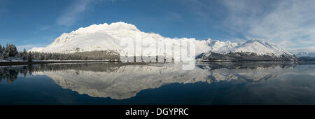 Au-dessus des montagnes Chugach Cove Serpentine, Prince William Sound, Alaska, United States Banque D'Images