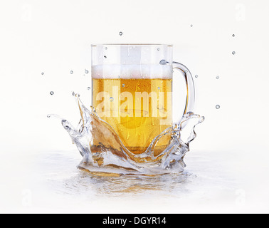 Chope de bière, avec des gouttelettes de condensation, la projection sur une surface de l'eau, la création d'une couronne d'éclaboussures. Sur fond blanc. Banque D'Images