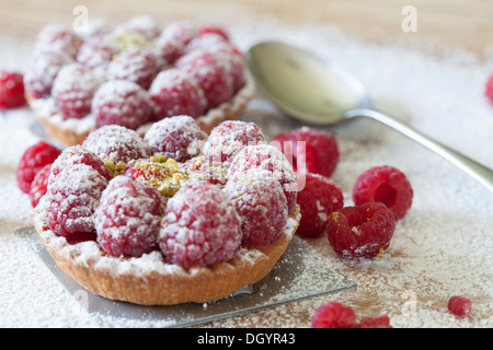 Deux tartes aux fruits rouges framboise et une cuillère Banque D'Images