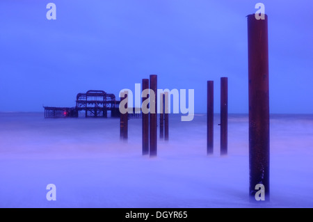 Brighton West Pier pendant la tempête, Sussex, Angleterre Banque D'Images