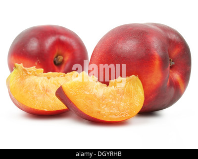Deux délicieux nectarines sur fond blanc Banque D'Images