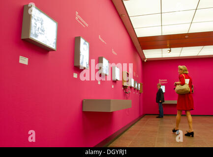 Munich, Allemagne. 28 Oct, 2013. Un visiteur promenades à travers l'exposition 'Bernd Eichinger - .Alles Kino' à Munich, Allemagne, 28 octobre 2013. L'exposition est présentée du 29 octobre 2013 jusqu'au 02 février 2014. Photo : Inga Kjer/dpa/Alamy Live News Banque D'Images