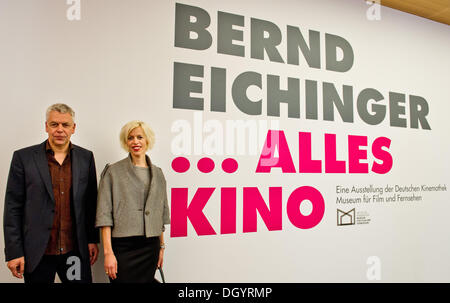 Munich, Allemagne. 28 Oct, 2013. Katja Eichinger et conservateur de la Cinémathèque allemande, Peter Maenz, poser pour les caméras lors d'une conférence de presse sur l'exposition 'Bernd Eichinger - .Alles Kino' à Munich, Allemagne, 28 octobre 2013. L'exposition est présentée du 29 octobre 2013 jusqu'au 02 février 2014. Photo : Inga Kjer/dpa/Alamy Live News Banque D'Images