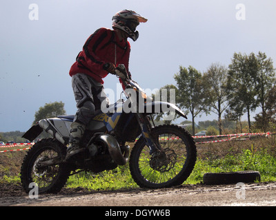 Offroad motorcyclist standing on repose-pieds d'Husaberg moto cross 2-temps à Ruurlo, Gueldre, Pays-Bas Banque D'Images