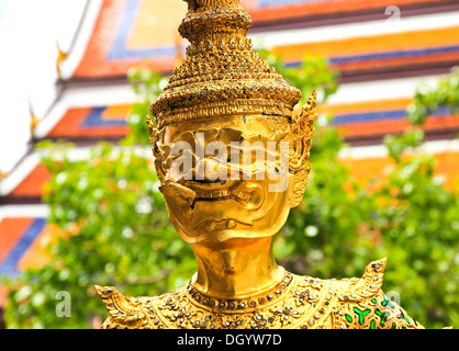 Statue en or de Wat Phra Keao dans le Grand Palais à Bangkok en Thaïlande Banque D'Images