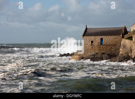 Ancien Canot à Porthleven durant la tempête. La tempête, appelé St Jude, a introduit le plus de vent, la météo à frapper le Royaume-Uni depuis 1987. © Bob Sha Banque D'Images