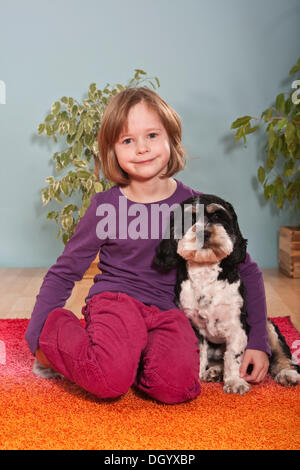 Fille, six ans, avec dog Banque D'Images