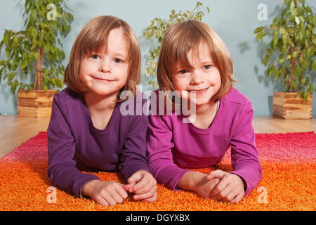 Les filles, jumeaux, 6 ans Banque D'Images