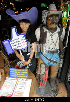 Jeune femme de faire la publicité pour des boissons à un prix spécial, Chiang Mai, Thaïlande, Asie Banque D'Images