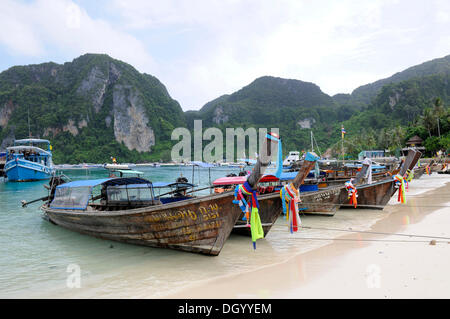 Bateaux en bois sur l'île Phi Phi, Krabi, Thaïlande, Asie Banque D'Images