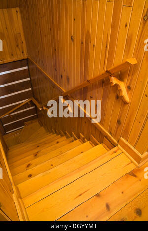 Pinewood escalier menant au rez-de-chaussée dans un immeuble de style cottage Canadiana log home, Québec, Canada - Ce Banque D'Images