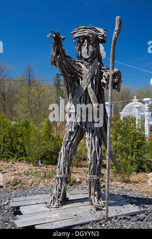 Un homme comme statue faite de branches d'arbre dans le jardin de fées à la Route des gerbes d'Angelica' dans le jardin, Mirabel Banque D'Images